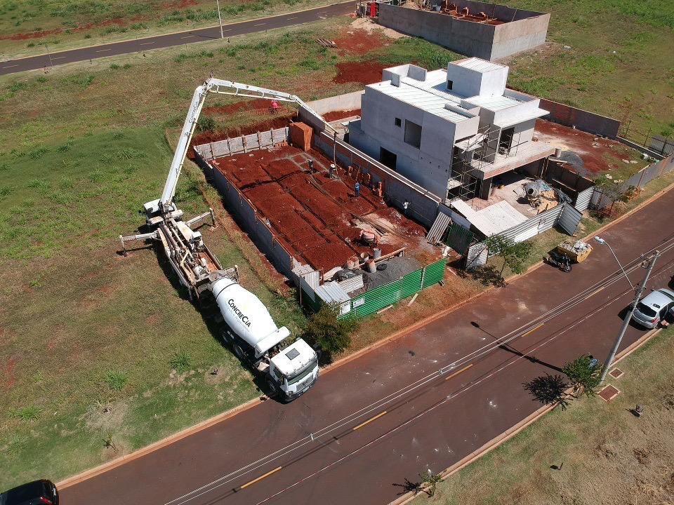 Bomba-lança em operação em obra residencial