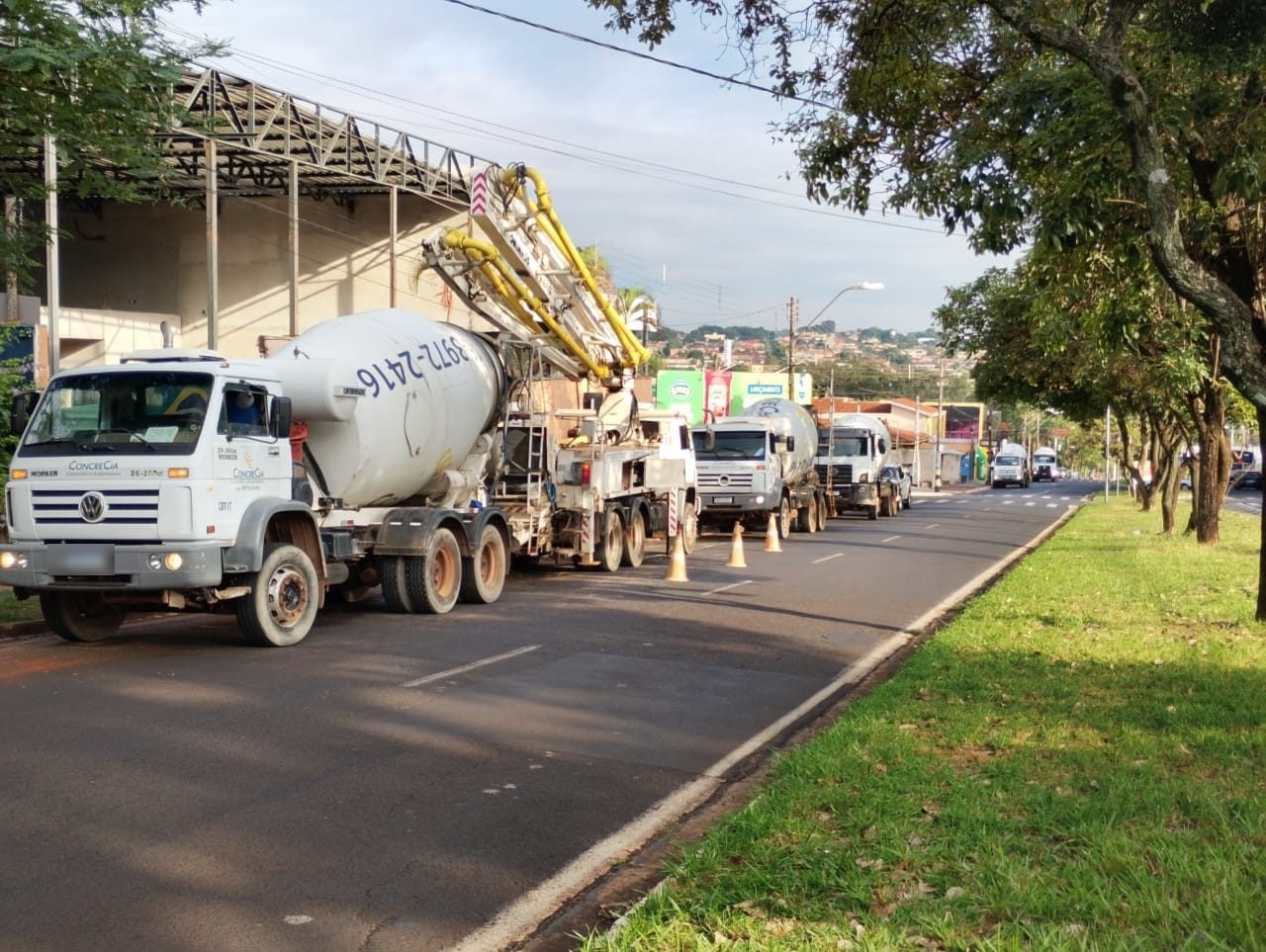 Fila de caminhões betoneira e bomba-lança da Concrecia a caminho de uma obra em Ribeirão Preto